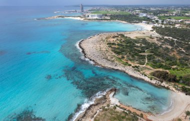 Kışın boş kumsalın sahil şeridine insansız hava aracı görüntüsü. Yaz tatili. Nissi plajı Ayia Napa, Kıbrıs