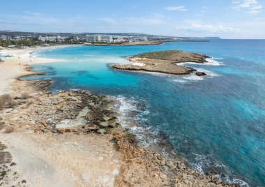 Kışın boş kumsalın sahil şeridine insansız hava aracı görüntüsü. Yaz tatili. Nissi plajı Ayia Napa, Kıbrıs