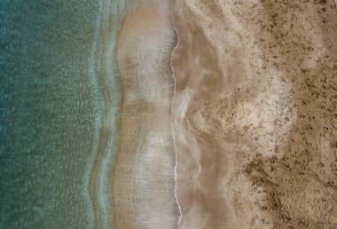 Boş tropikal kumlu kumlu kumsalın hava manzaralı dronu. Deniz manzarası arkaplanı