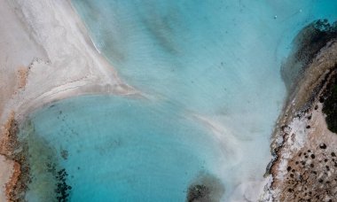 Tropikal nissi körfezi plajının insansız hava görüntüsü Ayia napa cythe