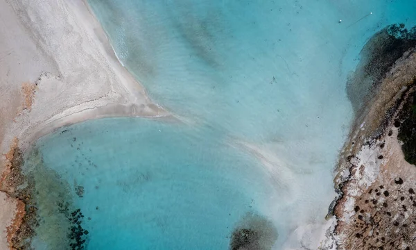 Tropikal nissi körfezi plajının insansız hava görüntüsü Ayia napa cythe