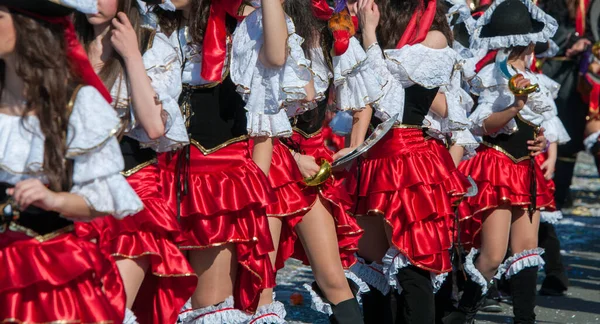 Le persone sfilano sulla sfilata di carnevale con costumi colorati. Limassol Cipro. — Foto Stock