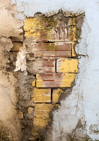 Fondo arquitectónico de una antigua pared con ladrillos de piedra amarilla en una pila — Foto de Stock