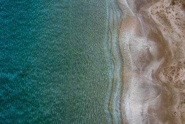 Boş tropikal kumlu kumlu kumsalın hava manzaralı dronu. Deniz manzarası arkaplanı