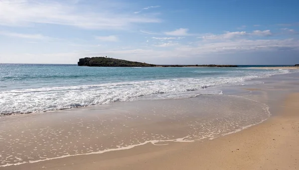 Idílica playa vacía de arena dorada en invierno. Nissi bay beach, Ayia Napa, Chipre — Foto de Stock
