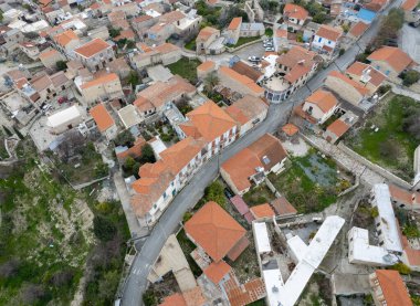 Geleneksel dağ köyü Kato 'nun insansız hava aracı manzarası kuruyor. Kıbrıs Rum Kesimi