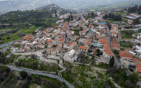 Aereo drone scenario del tradizionale villaggio di montagna di Kato drys. Distretto di Larnaca Cipro — Foto Stock