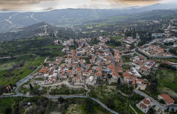 Aerial dekoracje drona tradycyjnej górskiej wsi Kato suchej. okręg Larnaca Cypr — Zdjęcie stockowe