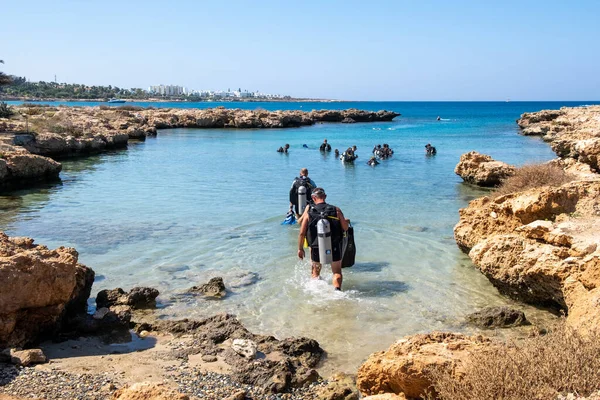 Buceadores con equipo de buceo en el mar para una clase de buceo. Protaras Chipre — Foto de Stock