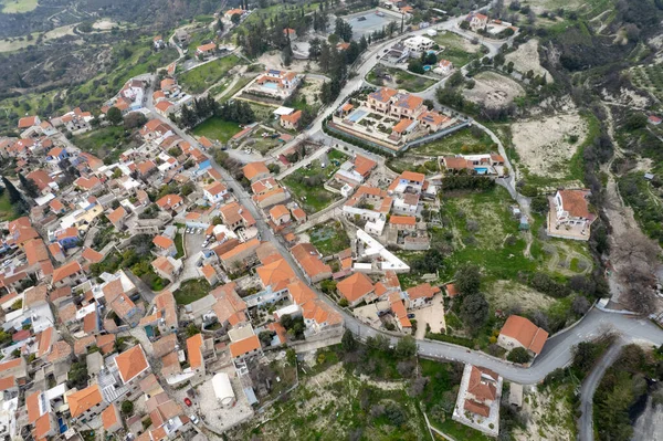 Aereo drone scenario del tradizionale villaggio di montagna di Kato drys. Distretto di Larnaca Cipro — Foto Stock