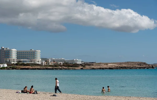 Ludzie odpoczywają i pływają na pustej plaży tropikalnej, piaszczystej plaży. Plaża Nissi Agia Napa, Cypr — Zdjęcie stockowe