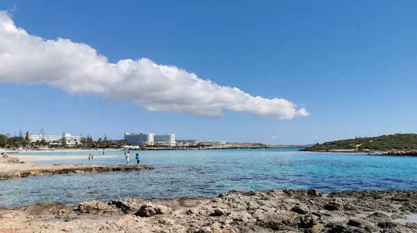 Toeristische mensen op het lege strand tropisch zandstrand. Strand van Nissi Agia Napa, Cyprus — Stockfoto