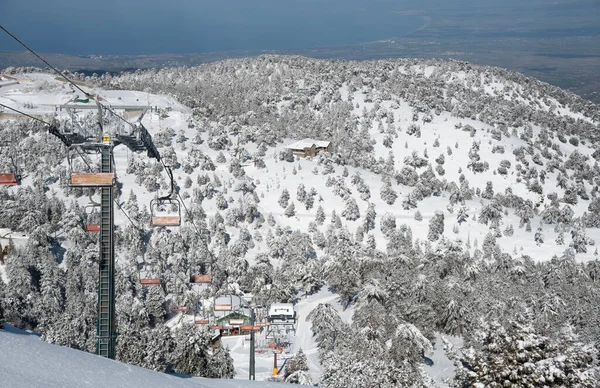 Leere Skilifte schneebedeckter Berg im Winter. Troodos Skigebiet Zypern Europa — Stockfoto