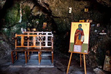 İçinde Hıristiyan aziz resimleri olan eski bir kilise mağarası. Ayioi Saranta Ortodoks Kilisesi