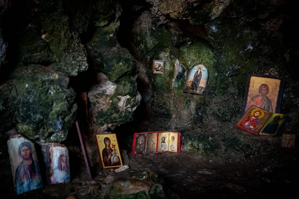 キリスト教の聖人の写真と古い教会の洞窟の内部。アイヨイ・サランタ正教会 — ストック写真