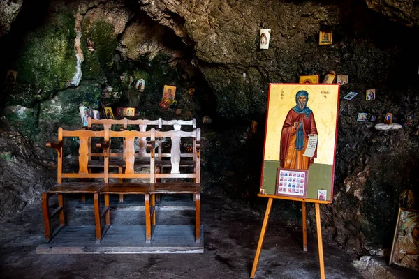 キリスト教の聖人の写真と古い教会の洞窟の内部。アイヨイ・サランタ正教会 — ストック写真