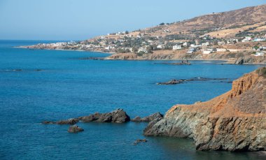 Mavi turkuaz deniz suyuyla kayalık sahil şeridi. Paphos Kıbrıs