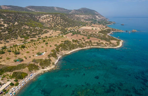 Drone antenn landskap av en kustlinje med blå turkos havsvatten. Akamashalvön Paphos Cypern — Stockfoto