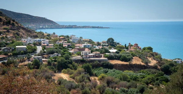 Klippig kustlinje med blått turkost havsvatten. Paphos Cypern — Stockfoto