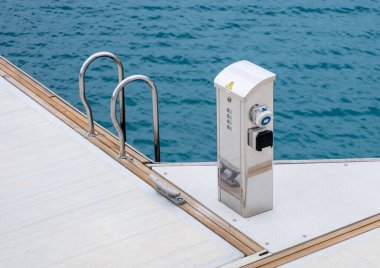 Yat limanında tekne elektrik şarjı. Yat bataryalarını enerji ile dolduruyor.