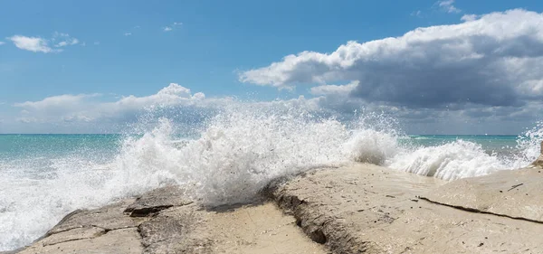 Cielo tempestoso con nuvole drammatiche e mare. Tempo tempestoso all'oceano — Foto Stock