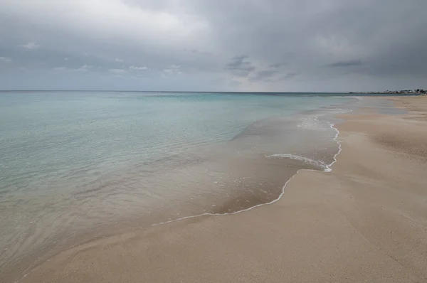 Spiaggia tropicale vuota con sabbia dorata in inverno. Villaggio vacanze estive. — Foto Stock