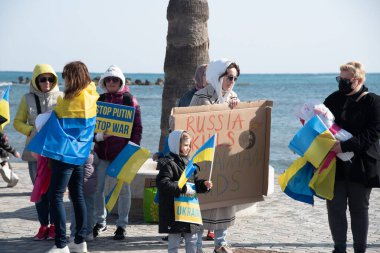 Rusya 'nın Kıbrıs' taki Paphos limanındaki Ukrayna işgaline karşı protesto.