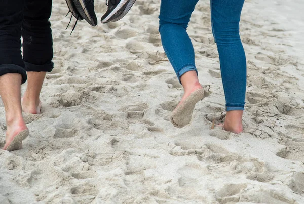 在沙滩上行走的一双赤脚鞋情侣 — 图库照片