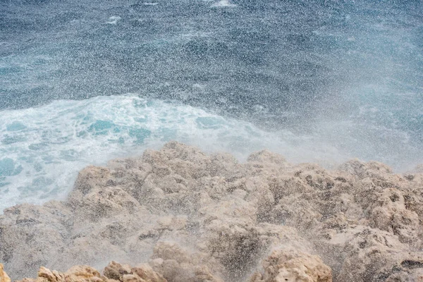 Ondas ventosas tempestuosas batendo nas rochas em uma costa rochosa — Fotografia de Stock