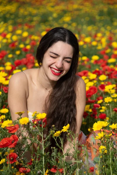 Retrato de uma jovem mulher com olhos fechados no campo na primavera. — Fotografia de Stock