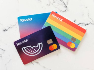 Çeşitli Revolut Kredi kartları masada. Dijital para, internet bankacılığı