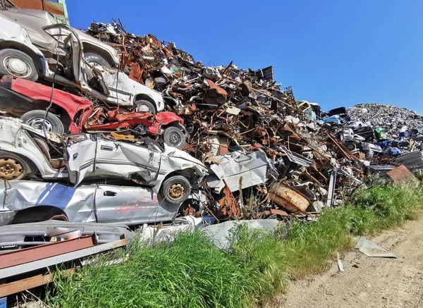Pile of various scrap cars and other metals on a junk yard ready recycling industry. — Stock Photo, Image