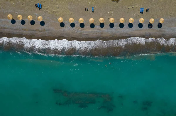 Drone antenn landskap strand paraplyer i rad. — Stockfoto