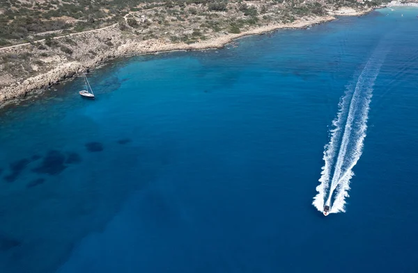 Вид з повітря на швидкісний моторний човен на відкритому морі — стокове фото
