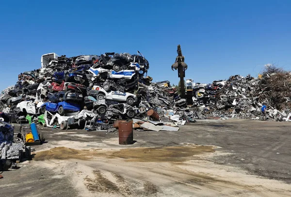 Pile Various Scrap Cars Other Metals Junk Yard Field Ready — Stock Photo, Image