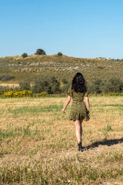 Jovem Mulher Atraente Andando Campo Primavera Estilo Vida Liberdade Livre — Fotografia de Stock