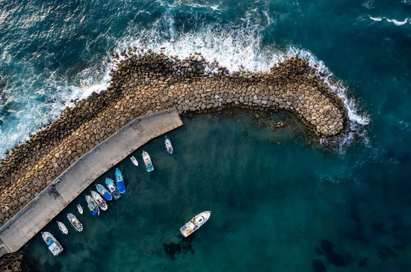 Luchtdrone Zicht Vissersboten Afgemeerd Haven Bij Breakwater Stormachtige Golven Zee — Stockfoto