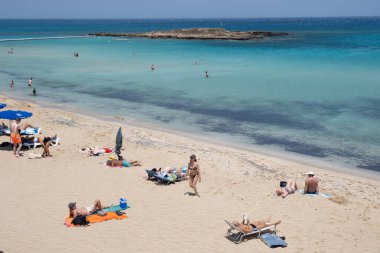 Protaras, Kıbrıs, 22 Mayıs 2022: Turistler yaz tatillerinin tadını çıkarıyor, dinleniyor ve güneşleniyor. Protaras incir ağacı körfezi Kıbrıs