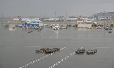 Londra, Heathrow, Birleşik Krallık 10 Eylül 2021 Londra Heathrow havaalanı terminalinde kargo taşıma araçları.