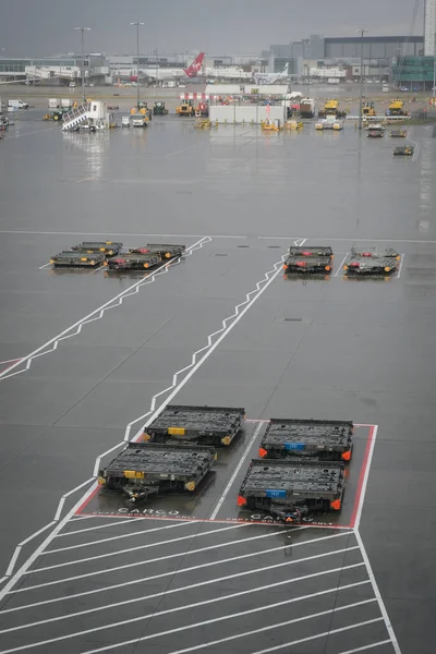 ロンドン ヒースロー イギリス 9月10 2021 ロンドンヒースロー空港ターミナルに駐車貨物輸送車 — ストック写真
