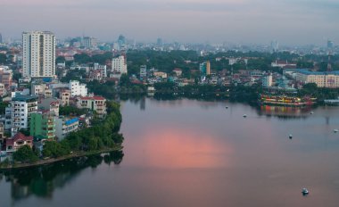 Vietnam 'da Hanoi şehrinin Skyline' ı ve gece geç saatlerde Hoam Kiem Gölü. Asya şehirleri, Hindiçin