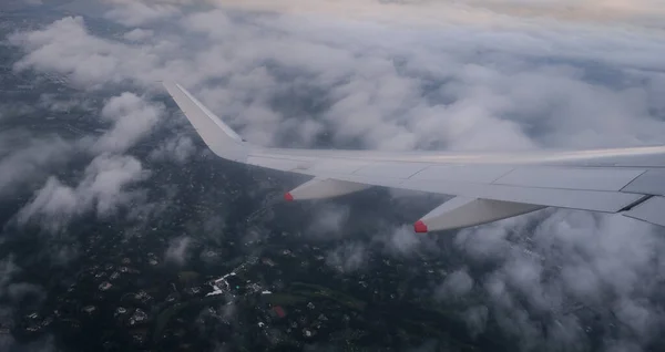 Ala Avión Vuelo Nubes Dramáticas Nubes Blancas Sobre Londres Reino — Foto de Stock