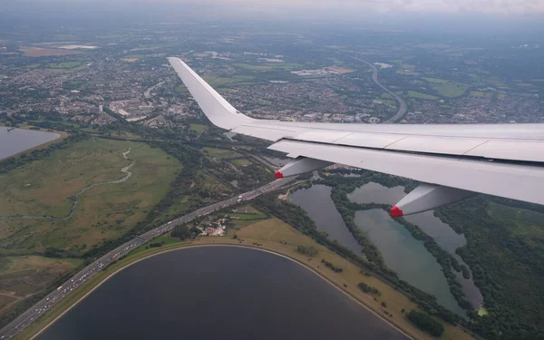 Aripa Avionului Într Zbor Nori Albi Dramatici Deasupra Londrei Destinații — Fotografie, imagine de stoc