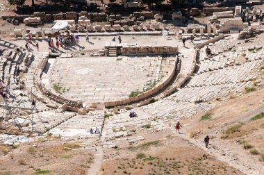 Atina, Yunanistan - 31 Ağustos: Atina 'da turistlerin yürüdüğü Akropolis Tepesinden Antik Dionysos tarihi tiyatrosu