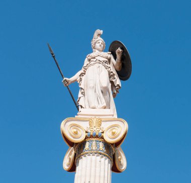 Athena Tanrı heykeli, mavi gökyüzüne karşı bilgeliğin sembolü. Atina Yunanistan.
