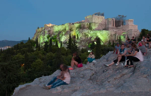 希腊雅典 8月31日 人们从希腊雅典的雅典卫城山上欣赏帕台农神庙和雅典城景 — 图库照片