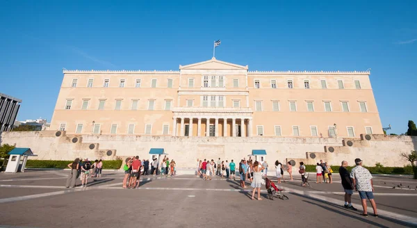 Atenas Grécia Agosto 2014 Edifício Parlamento Com Turistas Esperando Zonas — Fotografia de Stock