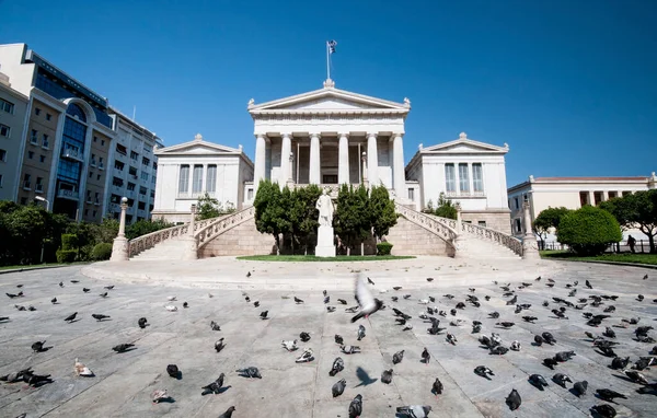 Площадь Здания Библиотеки Афинского Университета Греции Против Голубого Неба — стоковое фото