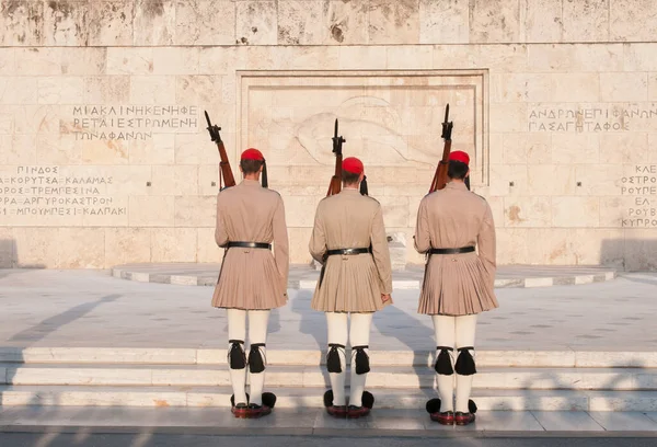 Soldados Evzones Frente Tumba Del Soldado Desconocido Atenas Grecia —  Fotos de Stock