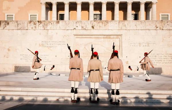 Atenas Grecia Agosto 2014 Soldados Griegos Evzone Vestidos Con Ropa —  Fotos de Stock